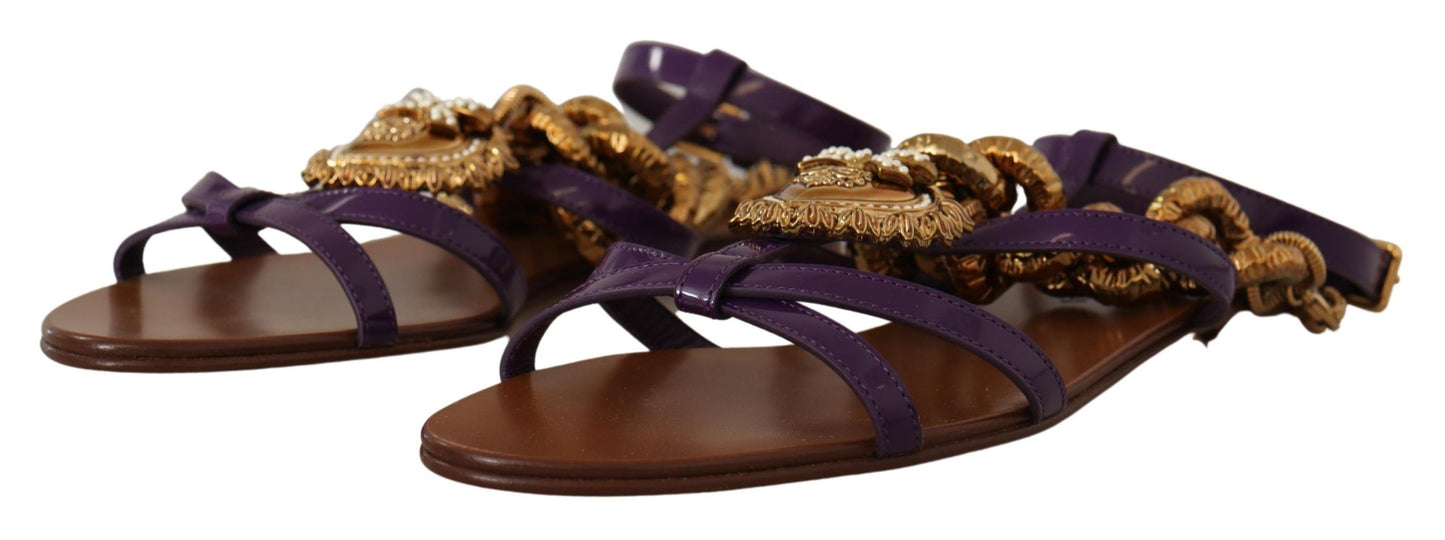 Zapatos planos tipo gladiador con cadena y corazón morado de Dolce & Gabbana