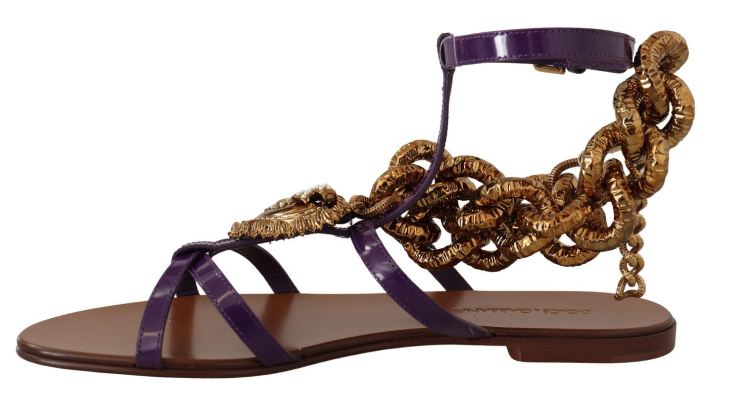 Zapatos planos tipo gladiador con cadena y corazón morado de Dolce & Gabbana