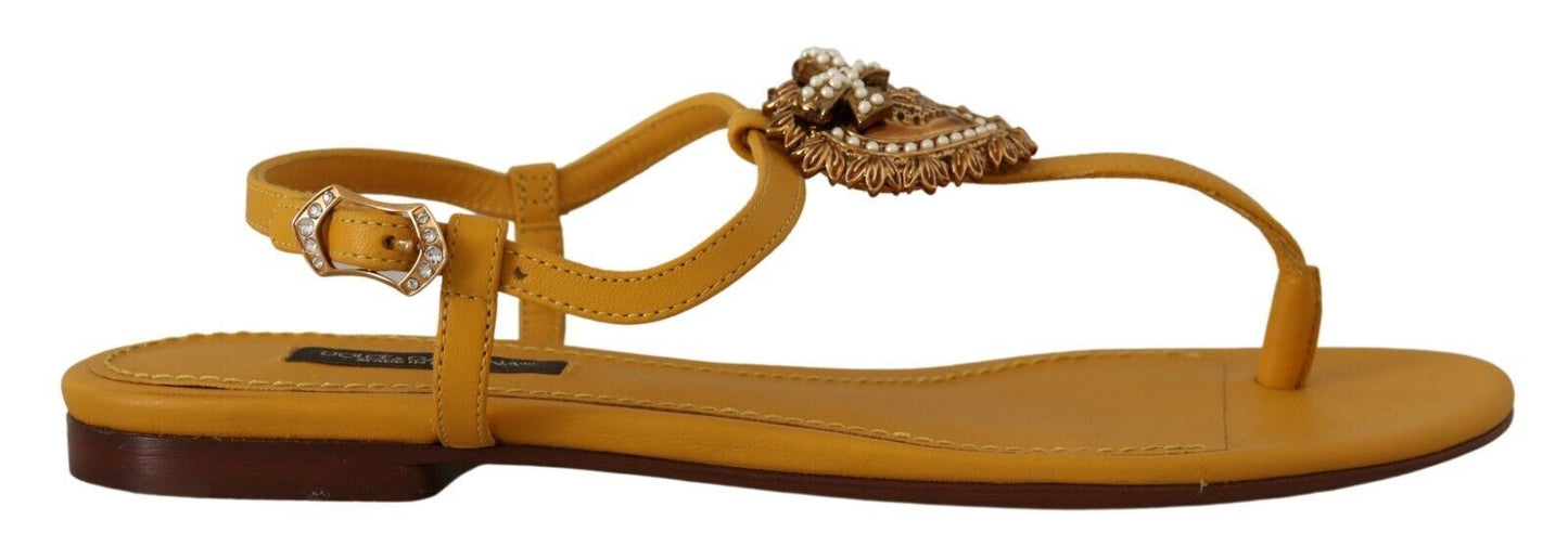 Dolce & Gabbana Sandalias planas con tira en T mostaza y adorno de corazón