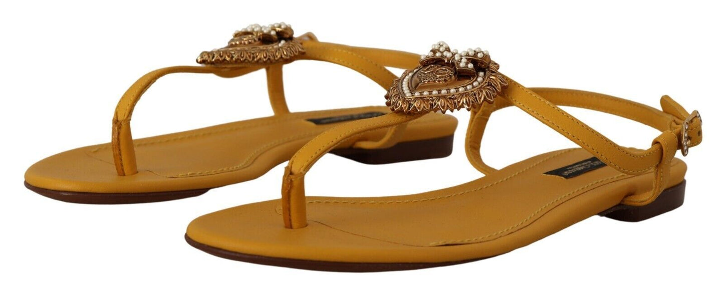 Dolce & Gabbana Sandalias planas con tira en T mostaza y adorno de corazón