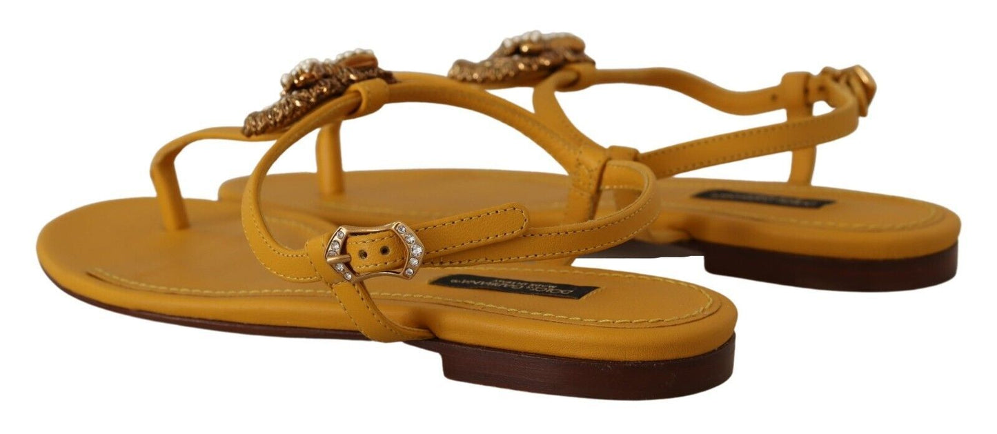 Dolce & Gabbana Sandalias planas con tira en T mostaza y adorno de corazón