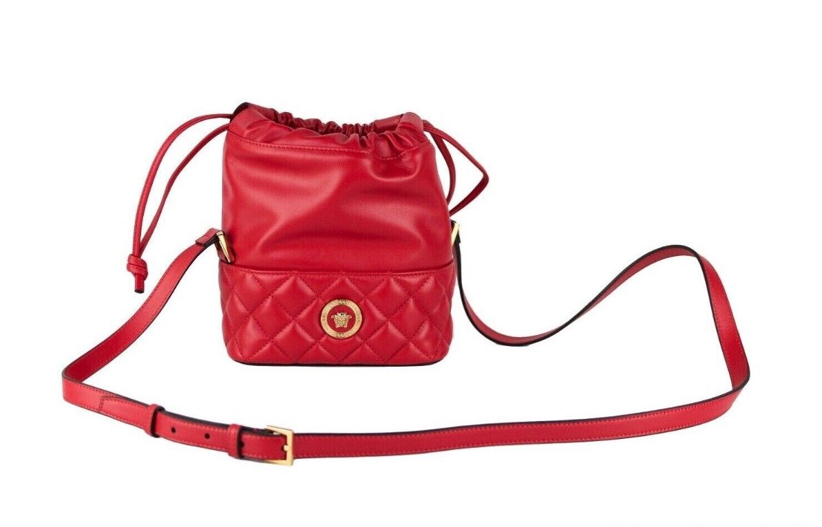 Versace Red Quilted Leather Drawstring Shoulder Bag Bucket Crossbody Handbag – par Versace | Disponible sur Sandy Store ByNet
