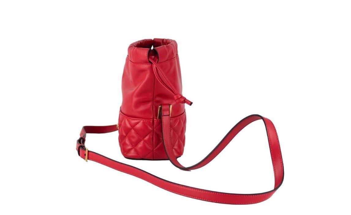 Versace Red Quilted Leather Drawstring Shoulder Bag Bucket Crossbody Handbag – par Versace | Disponible sur Sandy Store ByNet