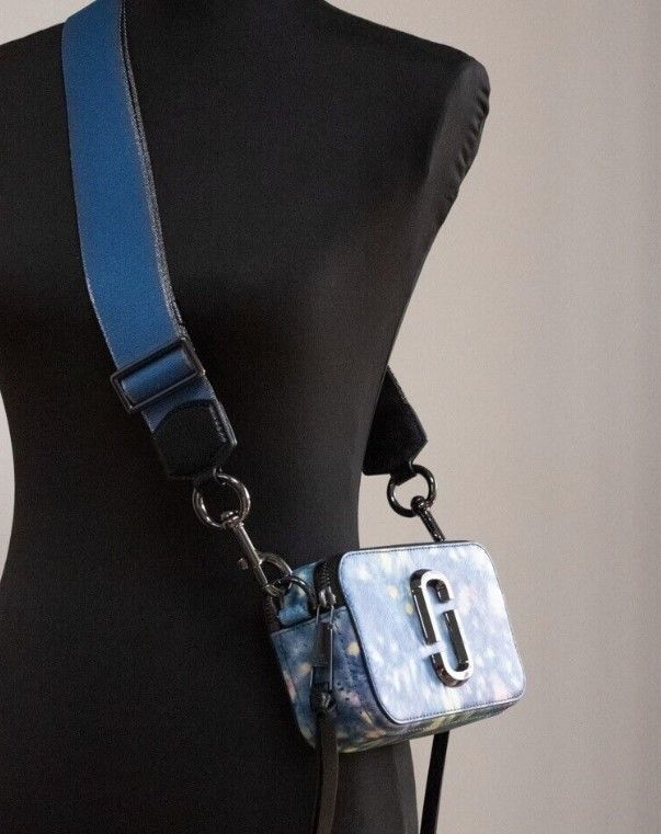 Marc Jacobs The Snapshot bag Watercolor Blue Printed Leather Shoulder Bag Purse – par Marc Jacobs | Disponible sur Sandy Store ByNet