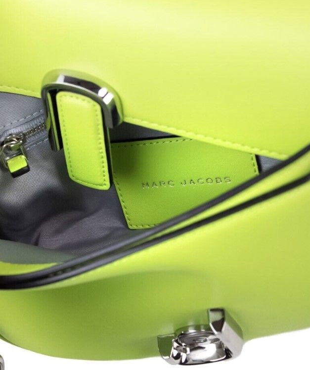 Marc Jacobs The J Marc Green Glow Smooth Leather Shoulder Crossbody Handbag – par Marc Jacobs | Disponible sur Sandy Store ByNet