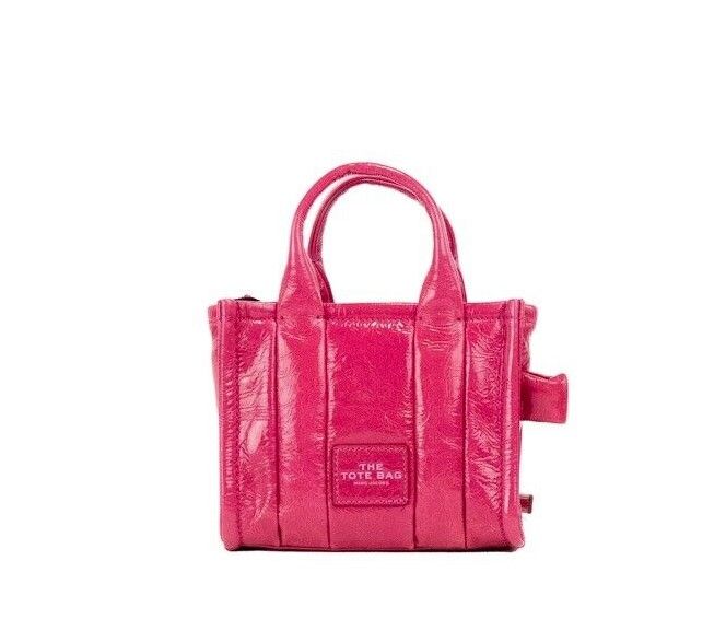 Marc Jacobs The Shiny Crinkle Micro Tote Magenta Leather Crossbody Bag Handbag – par Marc Jacobs | Disponible sur Sandy Store ByNet