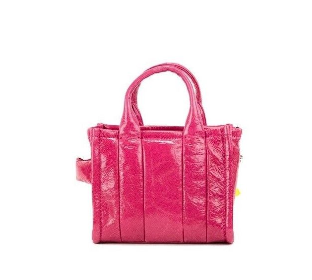 Marc Jacobs The Shiny Crinkle Micro Tote Magenta Leather Crossbody Bag Handbag – par Marc Jacobs | Disponible sur Sandy Store ByNet
