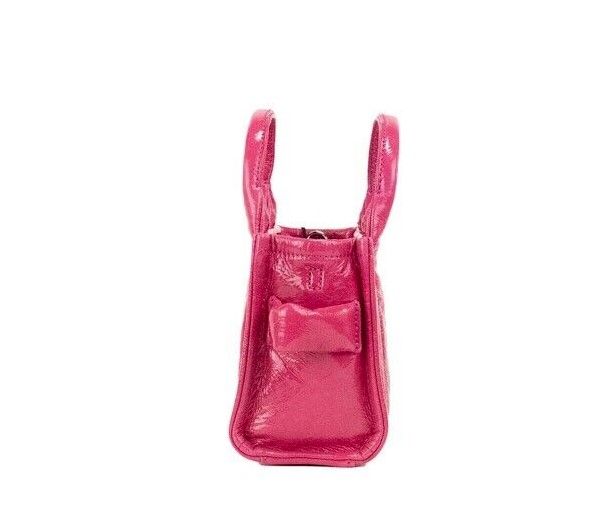 Marc Jacobs The Shiny Crinkle Micro Tote Magenta Leather Crossbody Bag Handbag – par Marc Jacobs | Disponible sur Sandy Store ByNet
