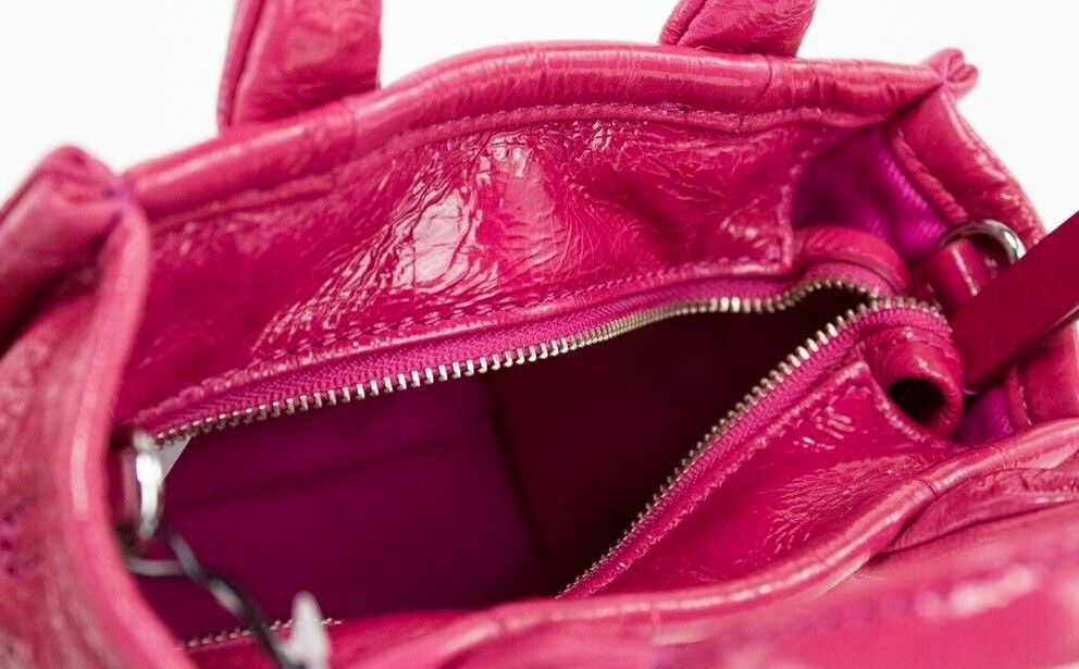 Marc Jacobs The Shiny Crinkle Micro Tote Magenta Leather Crossbody Bag Handbag – par Marc Jacobs | Disponible sur Sandy Store ByNet