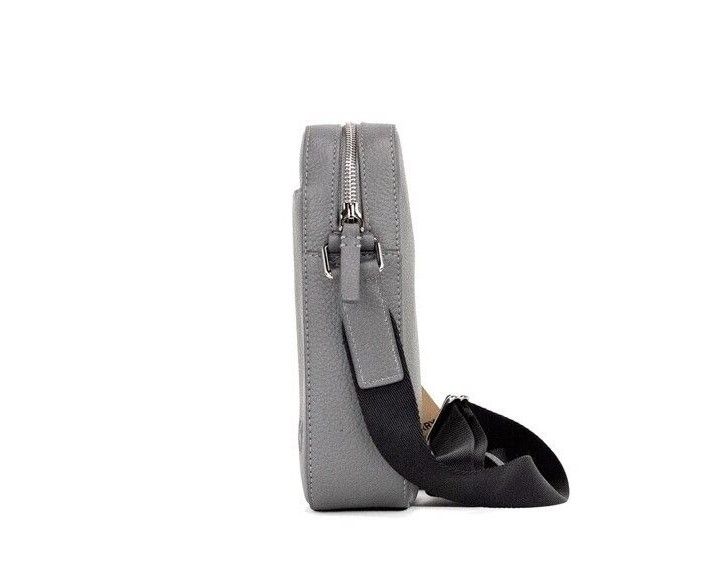 Burberry Thornton Small Grey Embossed Logo Grainy Leather Crossbody Handbag – par Burberry | Disponible sur Sandy Store ByNet