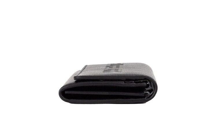 Burberry Porter Black Grained Leather Branded Logo Embossed Clutch Flap Wallet – par Burberry | Disponible sur Sandy Store ByNet