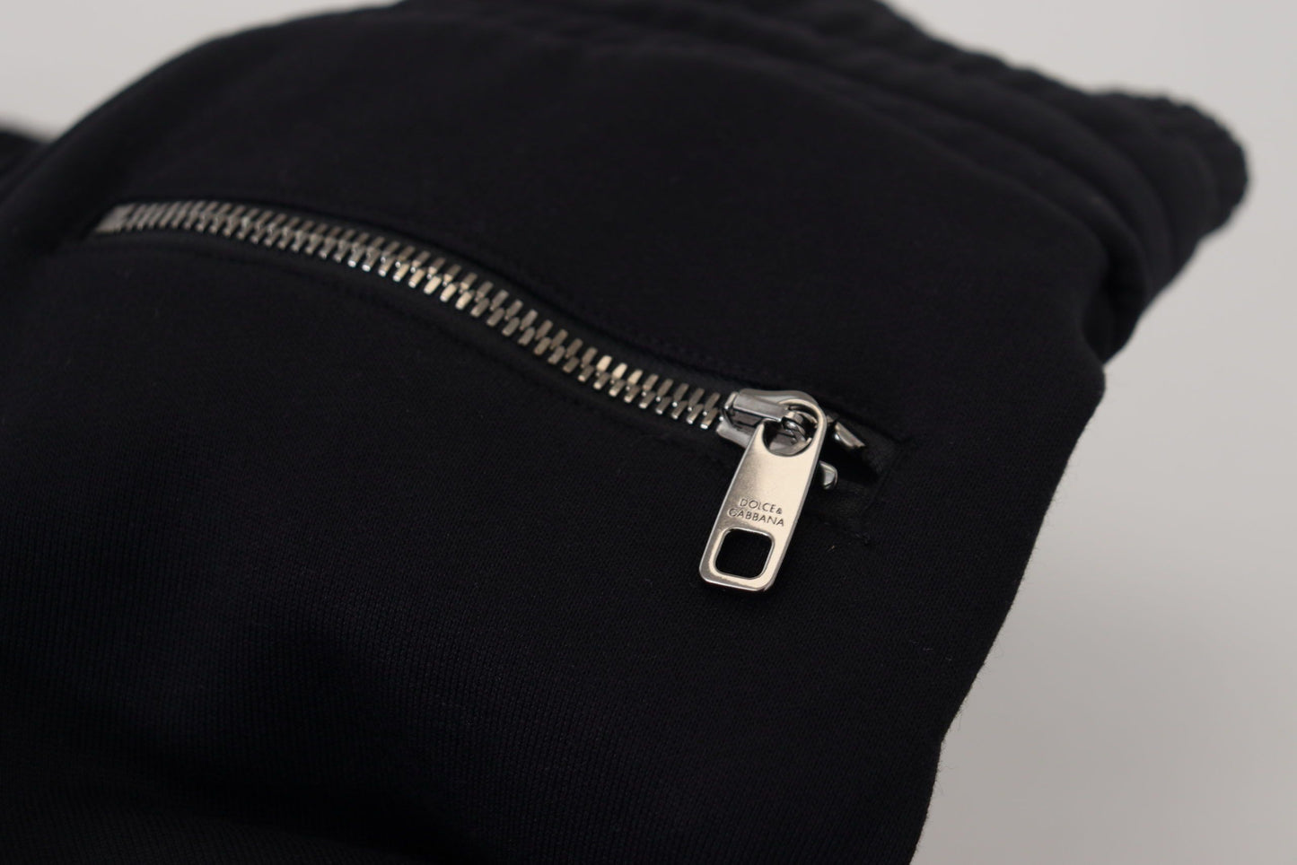 Dolce & Gabbana eleva tu verano: bermudas negras clásicas