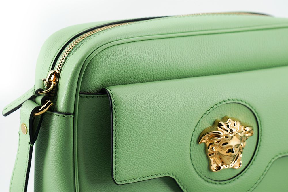 Versace Elegant Mint Green Leather Camera Case Bag – par Versace | Disponible sur Sandy Store ByNet