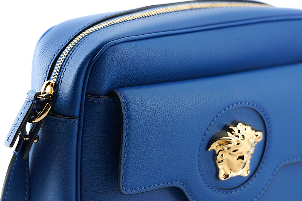 Versace Elegant Blue Calf Leather Camera Case Bag – par Versace | Disponible sur Sandy Store ByNet