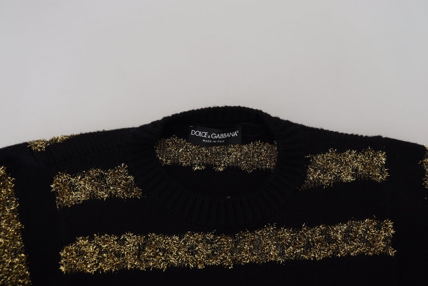 Suéter elegante con cristales negros y dorados de Dolce & Gabbana