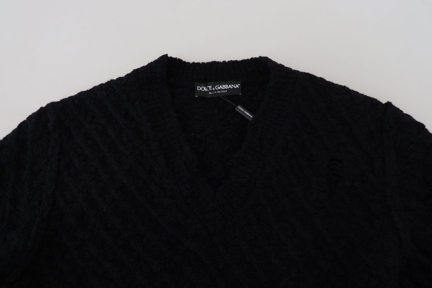 Dolce & Gabbana Elegante jersey negro con cuello de pico en mezcla de lana
