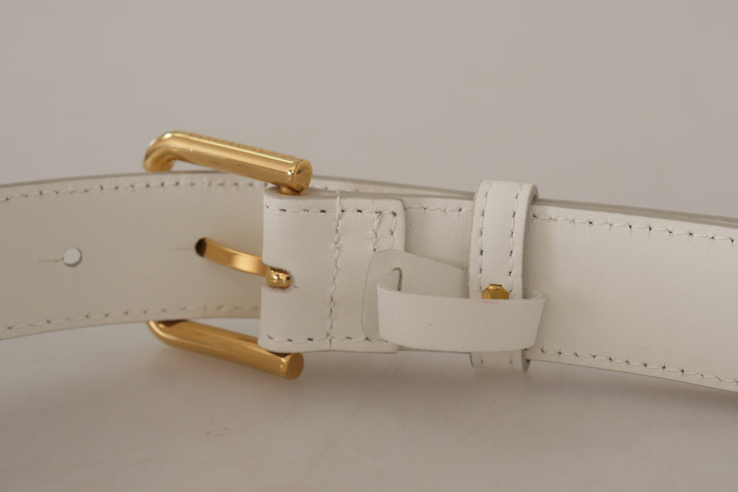 Dolce & Gabbana Cinturón Chic de Piel Blanca con Hebilla Grabada en Oro