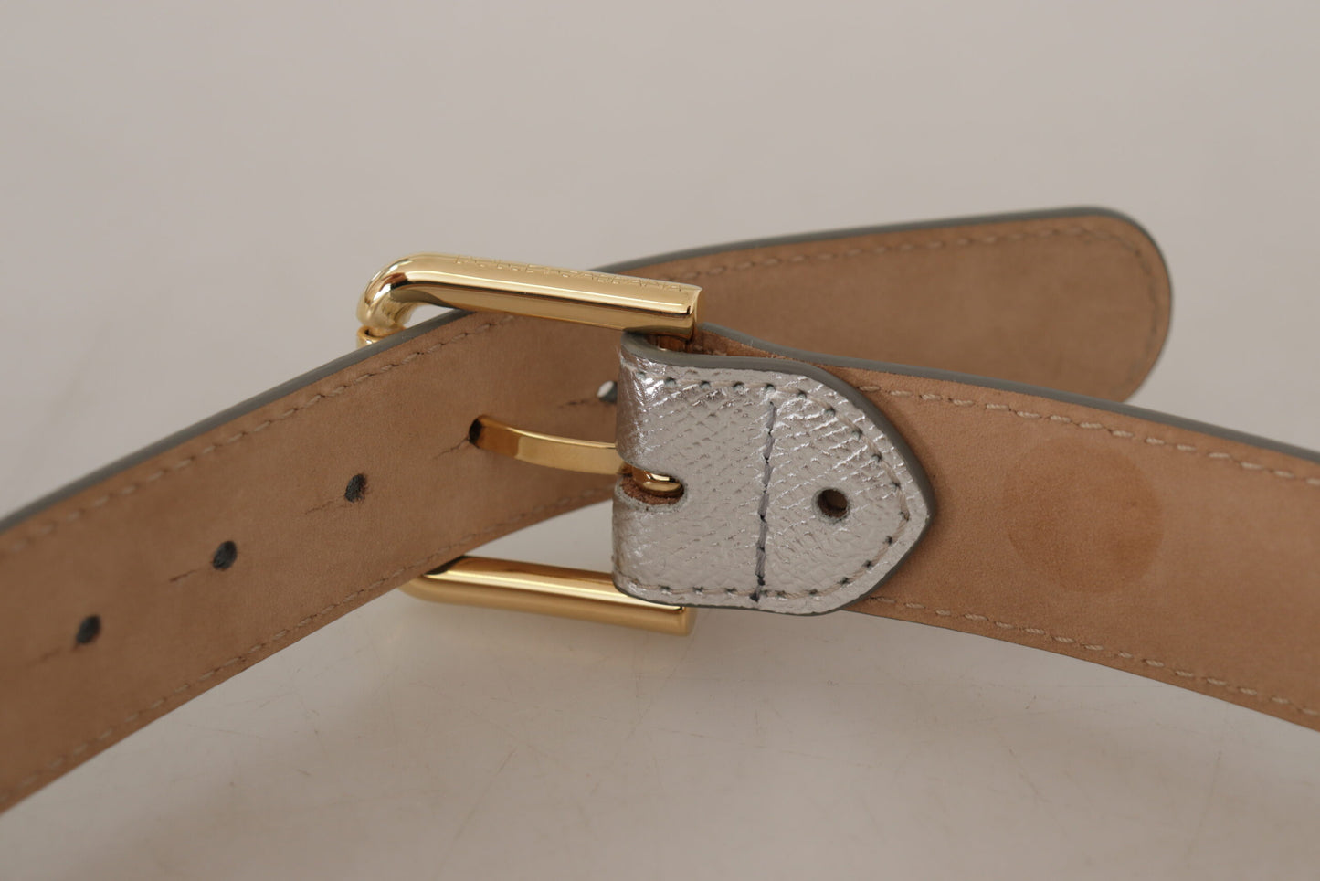 Dolce & Gabbana Elegante Cinturón de Piel Plateada con Hebilla Grabada