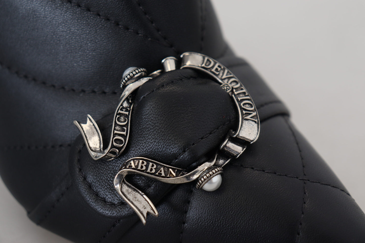 Dolce & Gabbana Elegant Black Quilted Leather Booties – EU39/US8.5 par Dolce & Gabbana | Disponible sur Sandy Store ByNet