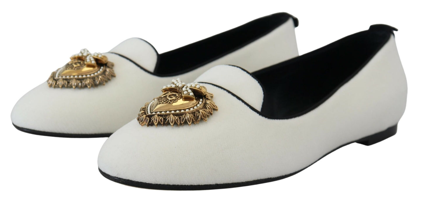 Dolce & Gabbana Elegantes mocasines de terciopelo blanco con detalle de corazón dorado