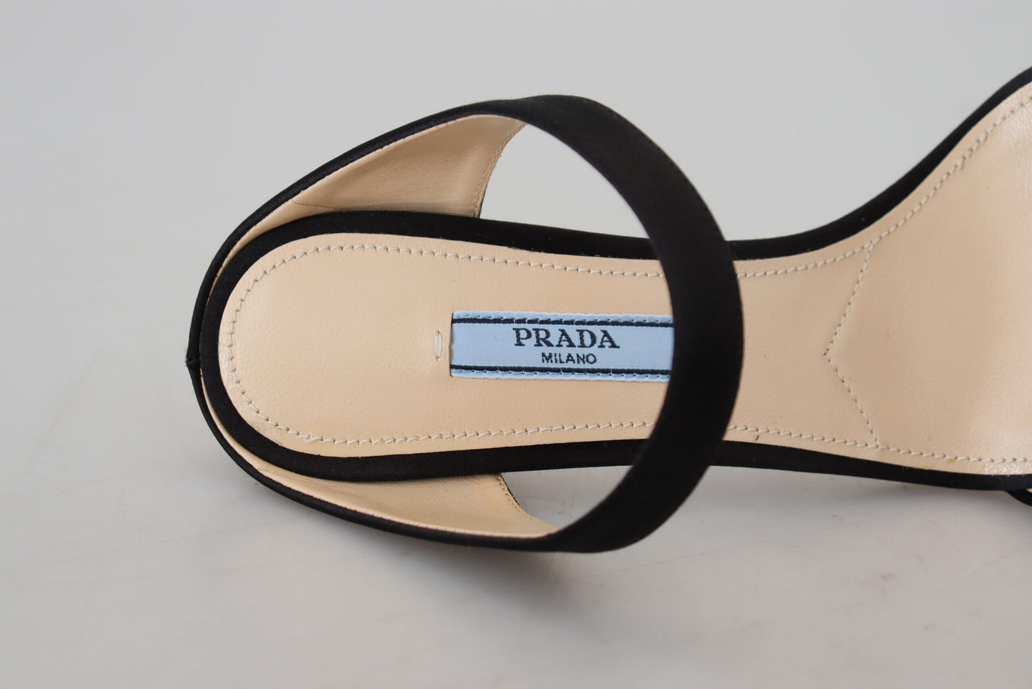 Escarpins élégants à talons en cuir noir Prada