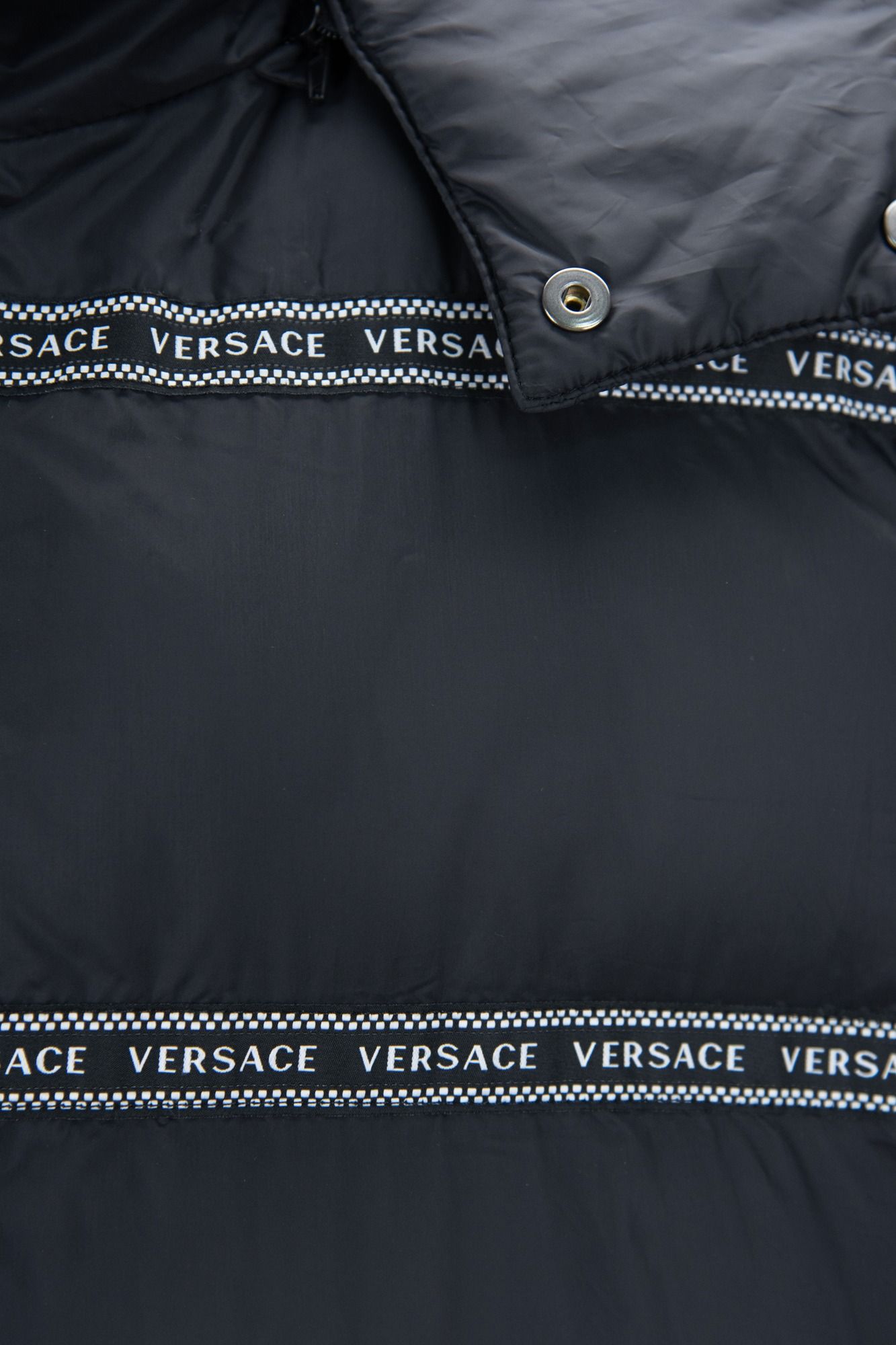 Versace Elegant Black Logo Band Vest with Detachable Hood – IT48 | M Noir par Versace | Disponible sur Sandy Store ByNet