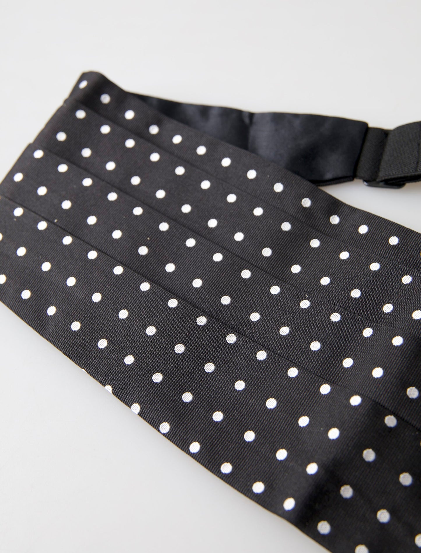 Dolce & Gabbana Fajín elegante de seda con lunares blancos y negros
