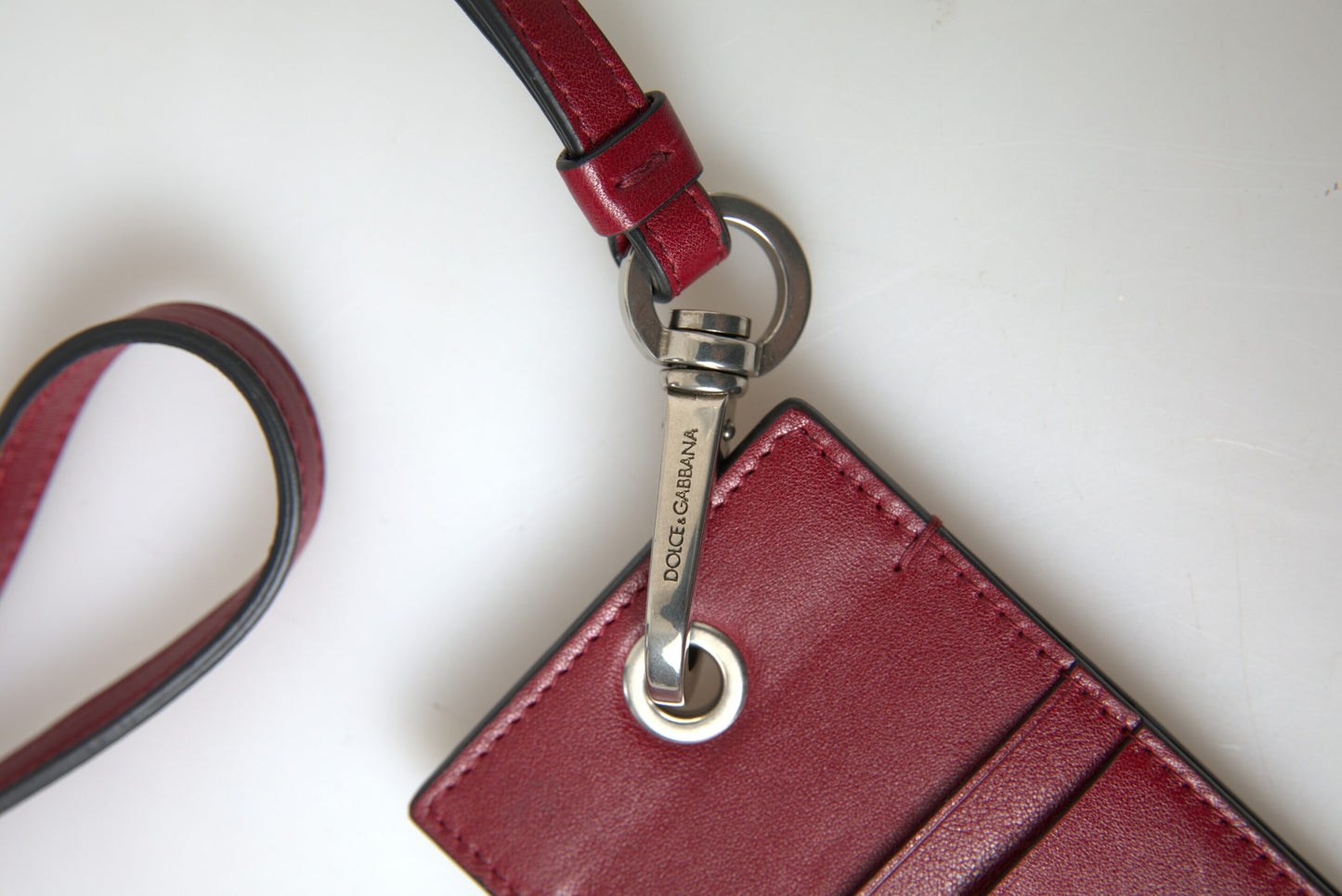Dolce & Gabbana Elegante tarjetero de piel roja con cordón