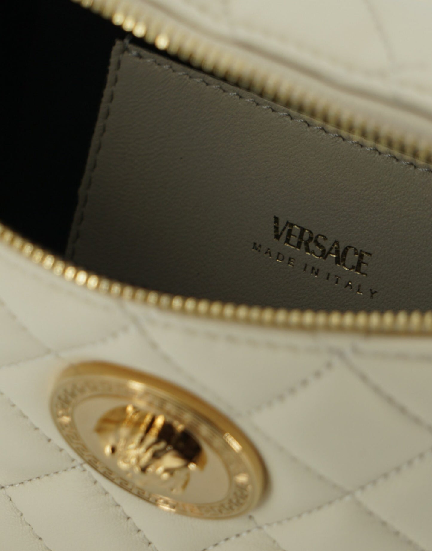 Versace Elegant White Lamb Leather Belt Bag – par Versace | Disponible sur Sandy Store ByNet