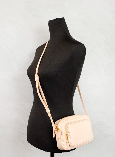 Burberry Small Branded Peach Pink Grainy Leather Camera Crossbody Bag – par Burberry | Disponible sur Sandy Store ByNet