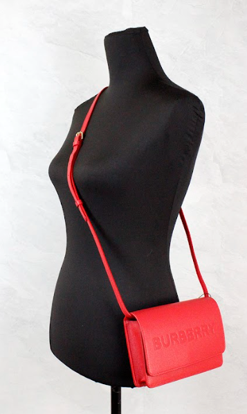 Burberry Hampshire Small Red Embossed Logo Smooth Leather Crossbody Bag – par Burberry | Disponible sur Sandy Store ByNet