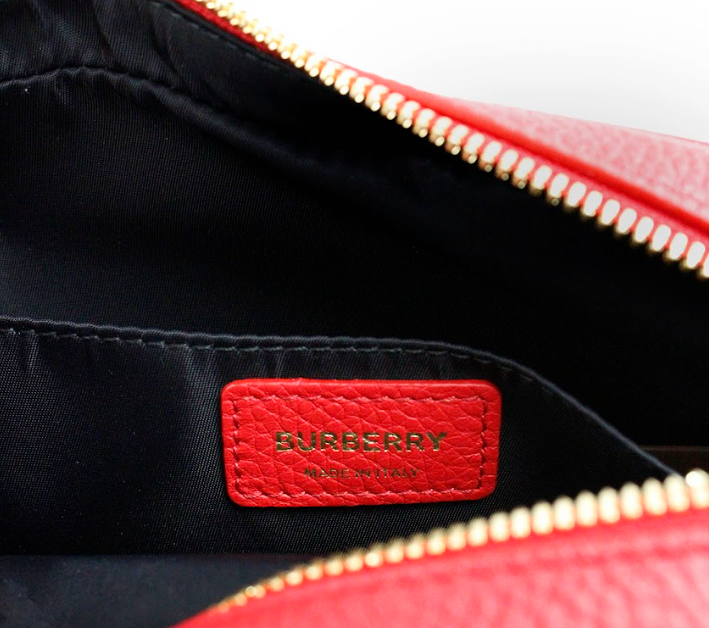 Burberry Small Branded Bright Red Grainy Leather Camera Crossbody Bag – par Burberry | Disponible sur Sandy Store ByNet