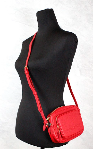 Burberry Small Branded Bright Red Grainy Leather Camera Crossbody Bag – par Burberry | Disponible sur Sandy Store ByNet