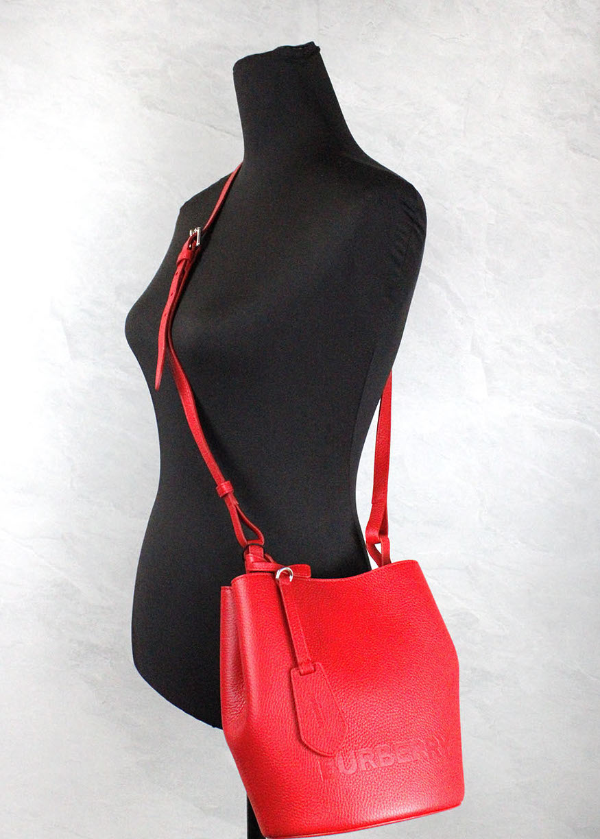 Burberry Lorne Small Red Pebbled Leather Bucket Crossbody Purse Bag – par Burberry | Disponible sur Sandy Store ByNet
