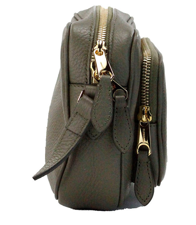 Burberry Small Branded Dark Fern Green Grainy Leather Camera Crossbody Bag – par Burberry | Disponible sur Sandy Store ByNet