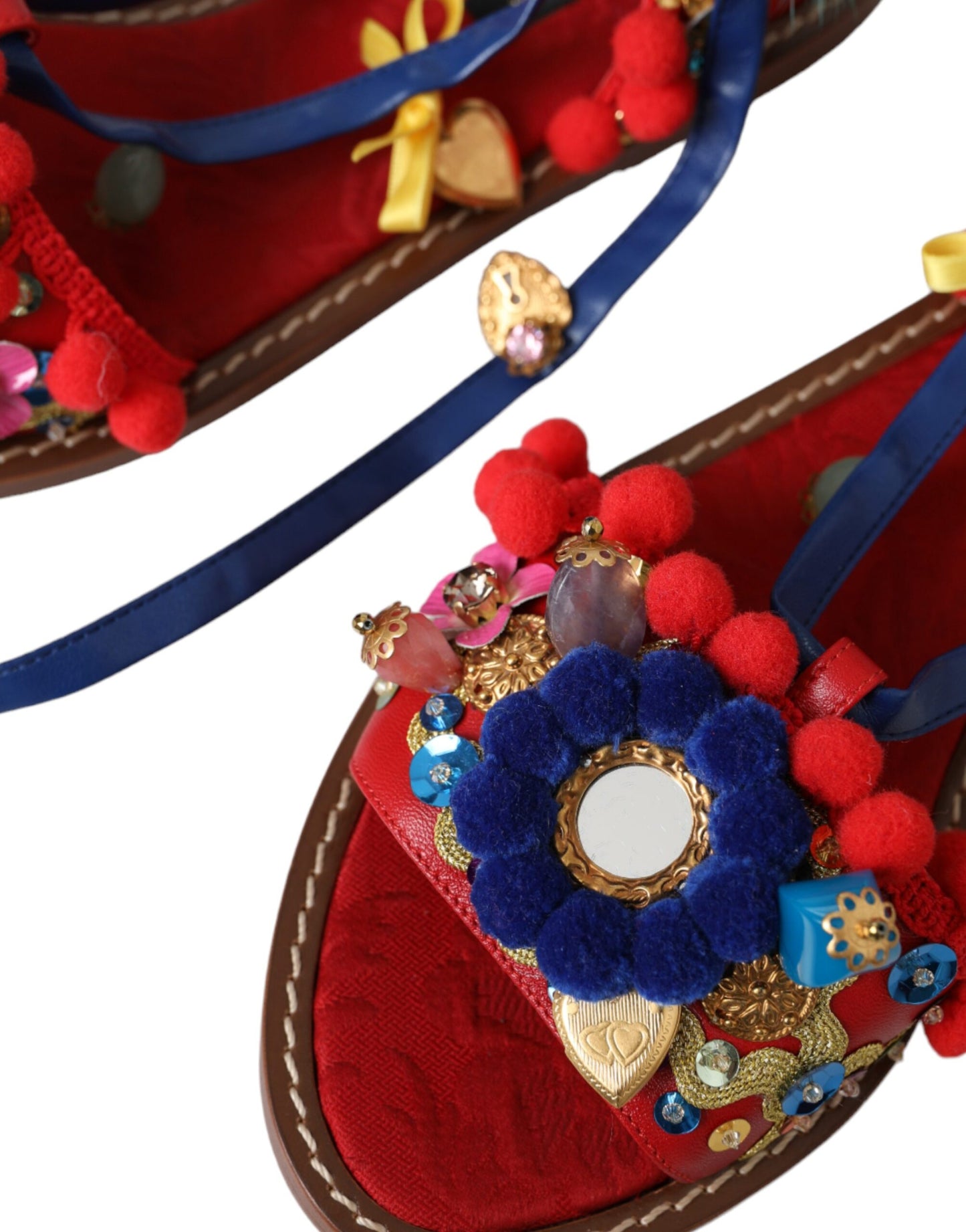 Dolce & Gabbana Sandalias cruzadas de piel con pompones multicolores Zapatos