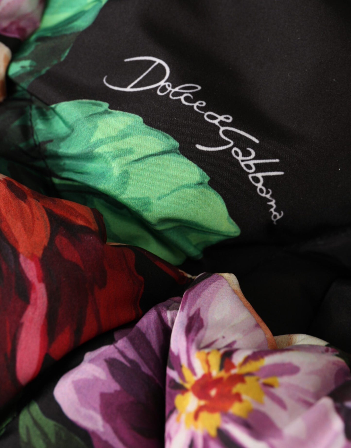 Dolce & Gabbana Gorro cruzado con estampado floral negro