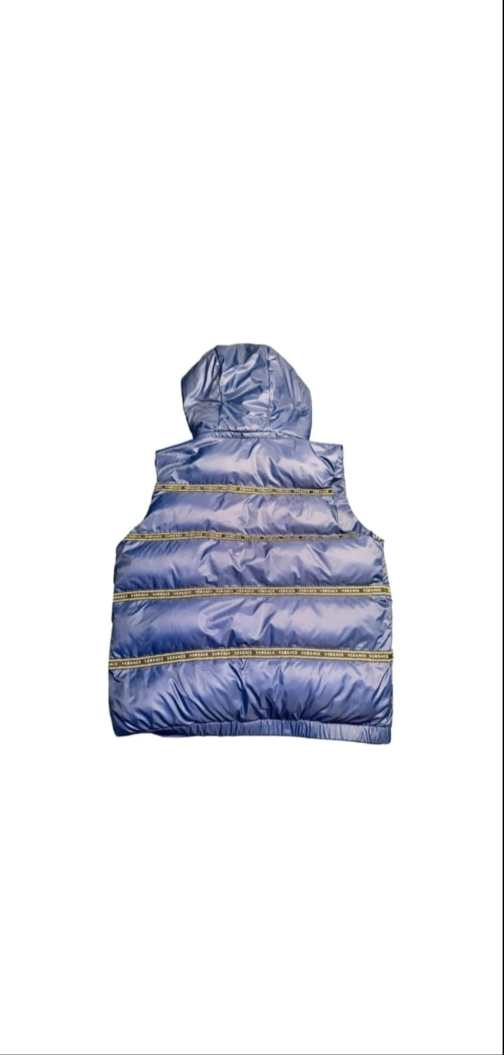 Versace Elegant Black Logo Band Vest with Detachable Hood – IT52 | XL par Versace | Disponible sur Sandy Store ByNet