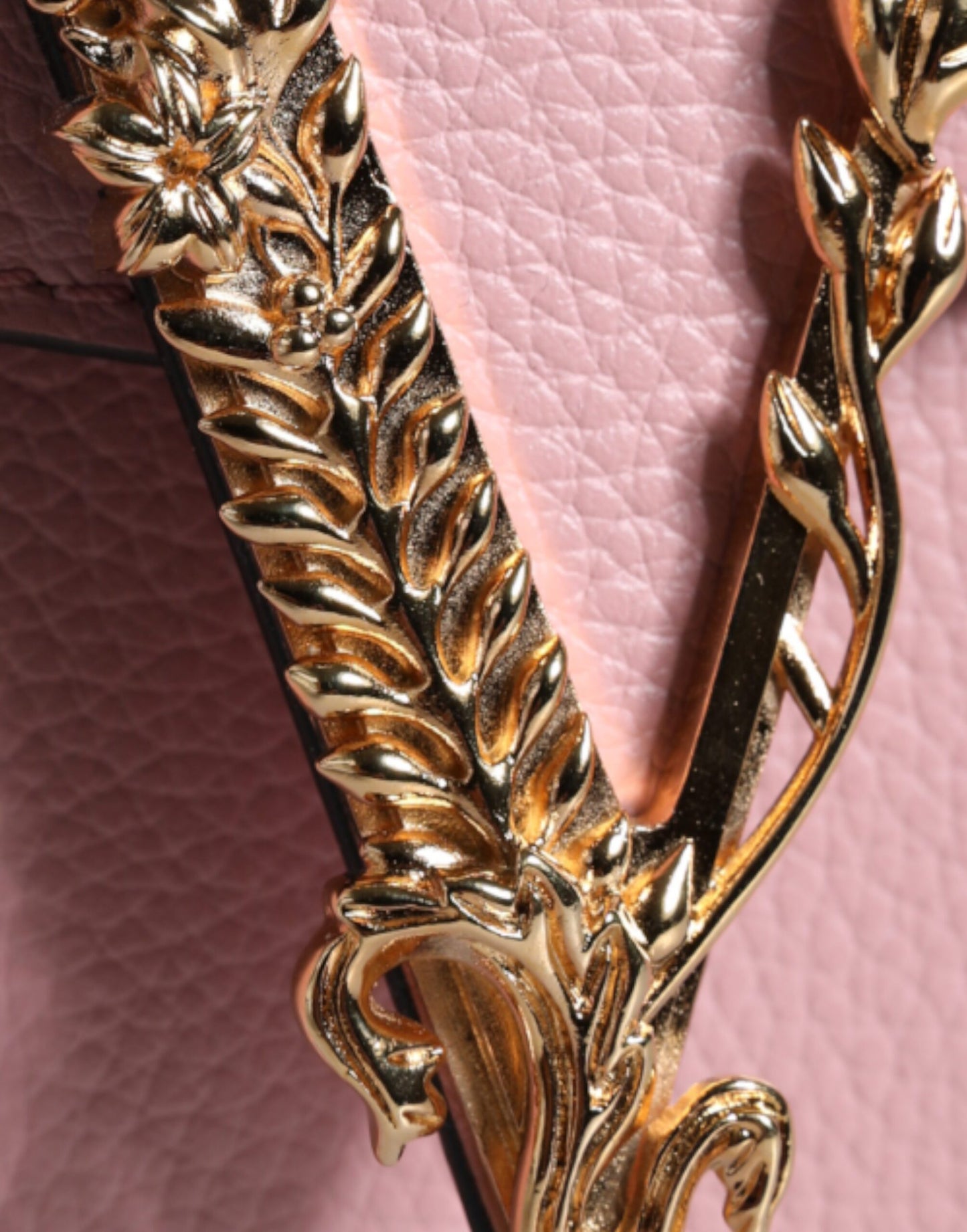 Versace Bolso bandolera con logo en piel de becerro rosa granulada