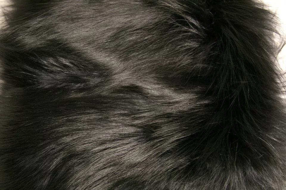 Bufanda chal cruzada con cuello de hombro de piel negra de Dolce & Gabbana