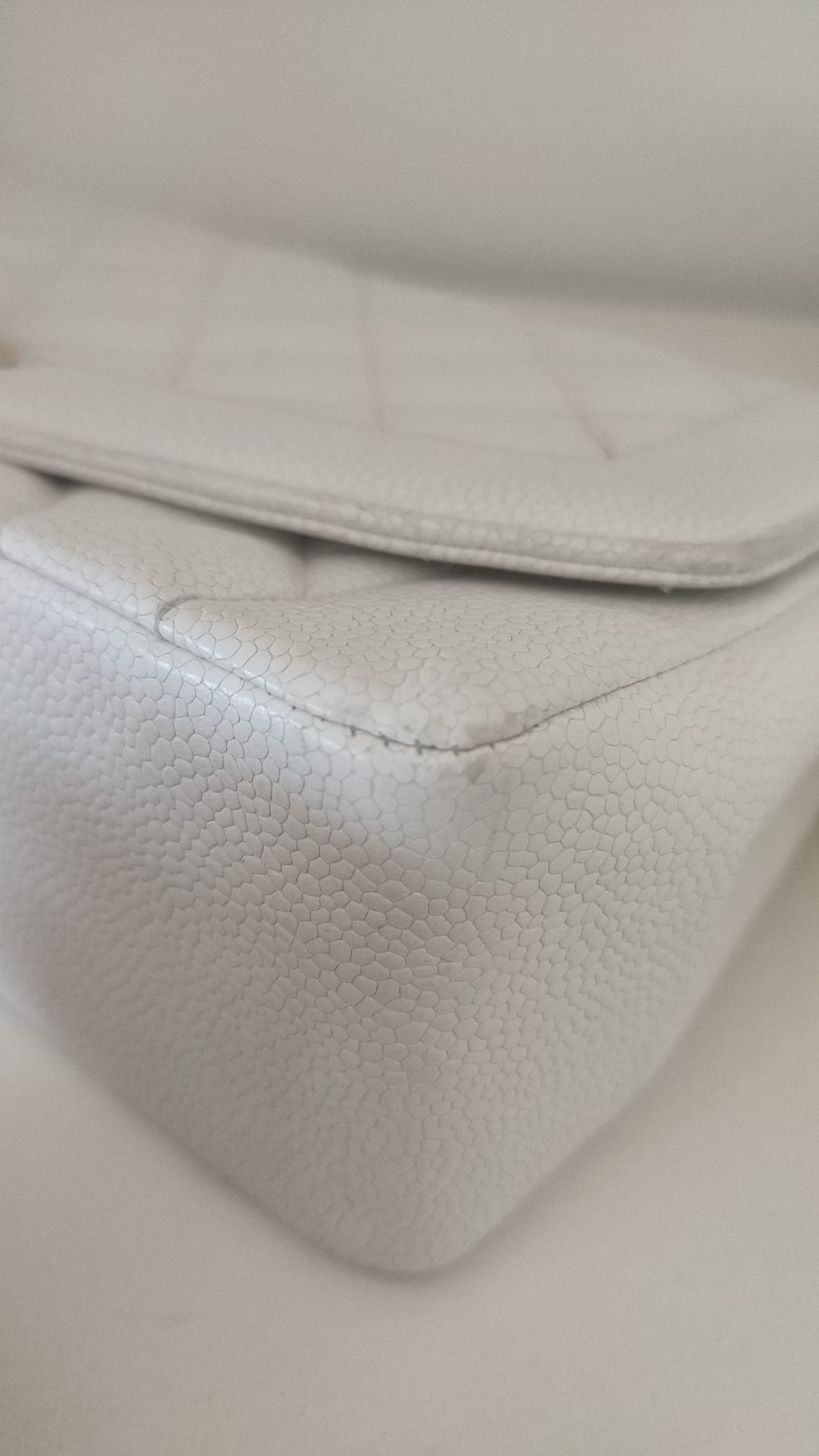 Bolso de hombro clásico mediano Diana de Chanel, color blanco, bañado en oro