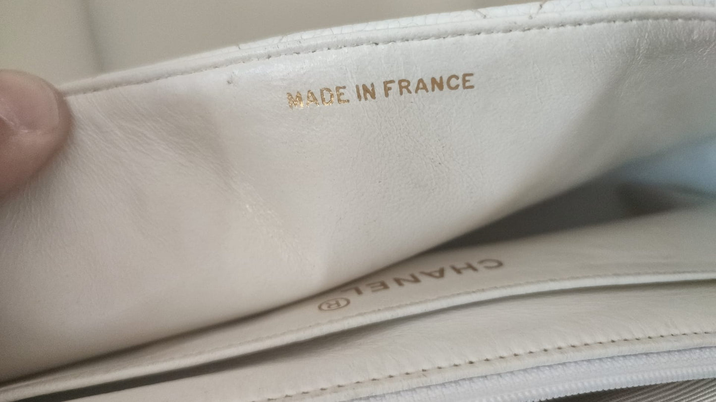 Bolso de hombro clásico mediano Diana de Chanel, color blanco, bañado en oro