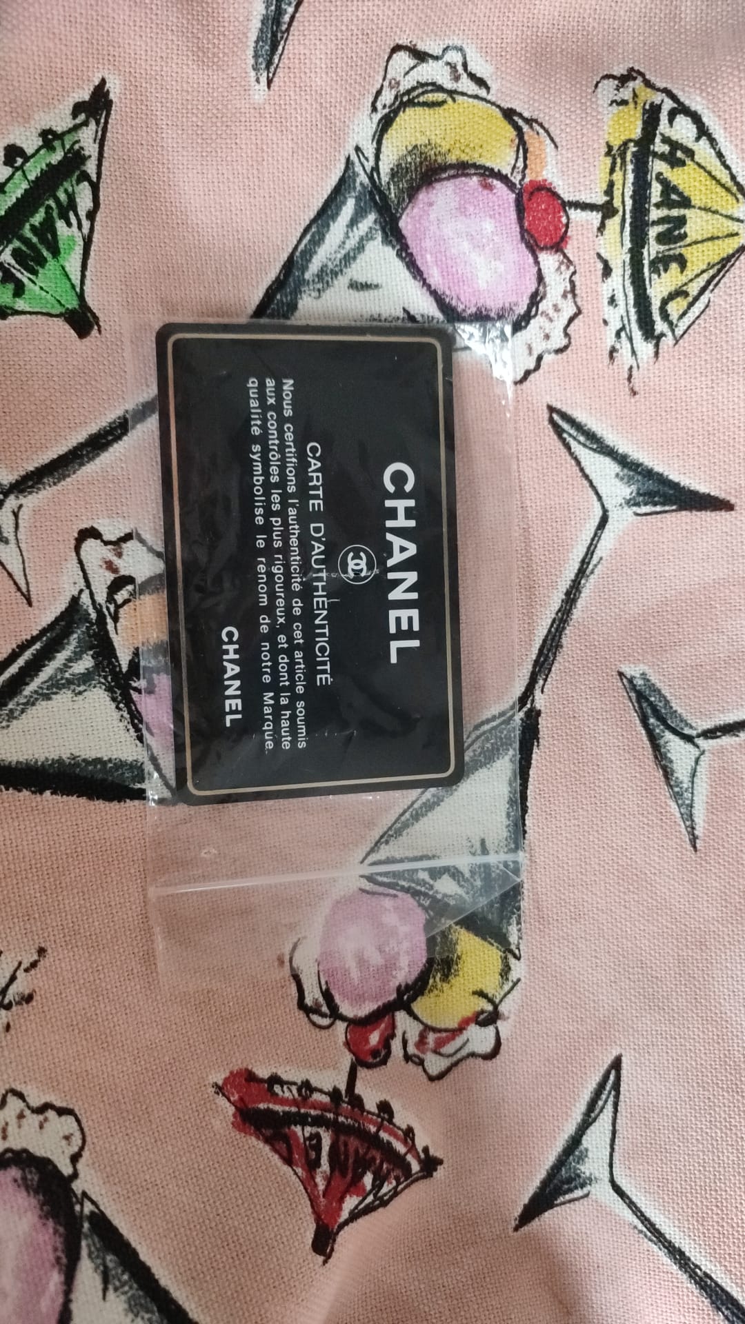 Bolso de mano estampado de lona rosa de la colección Crucero de Chanel