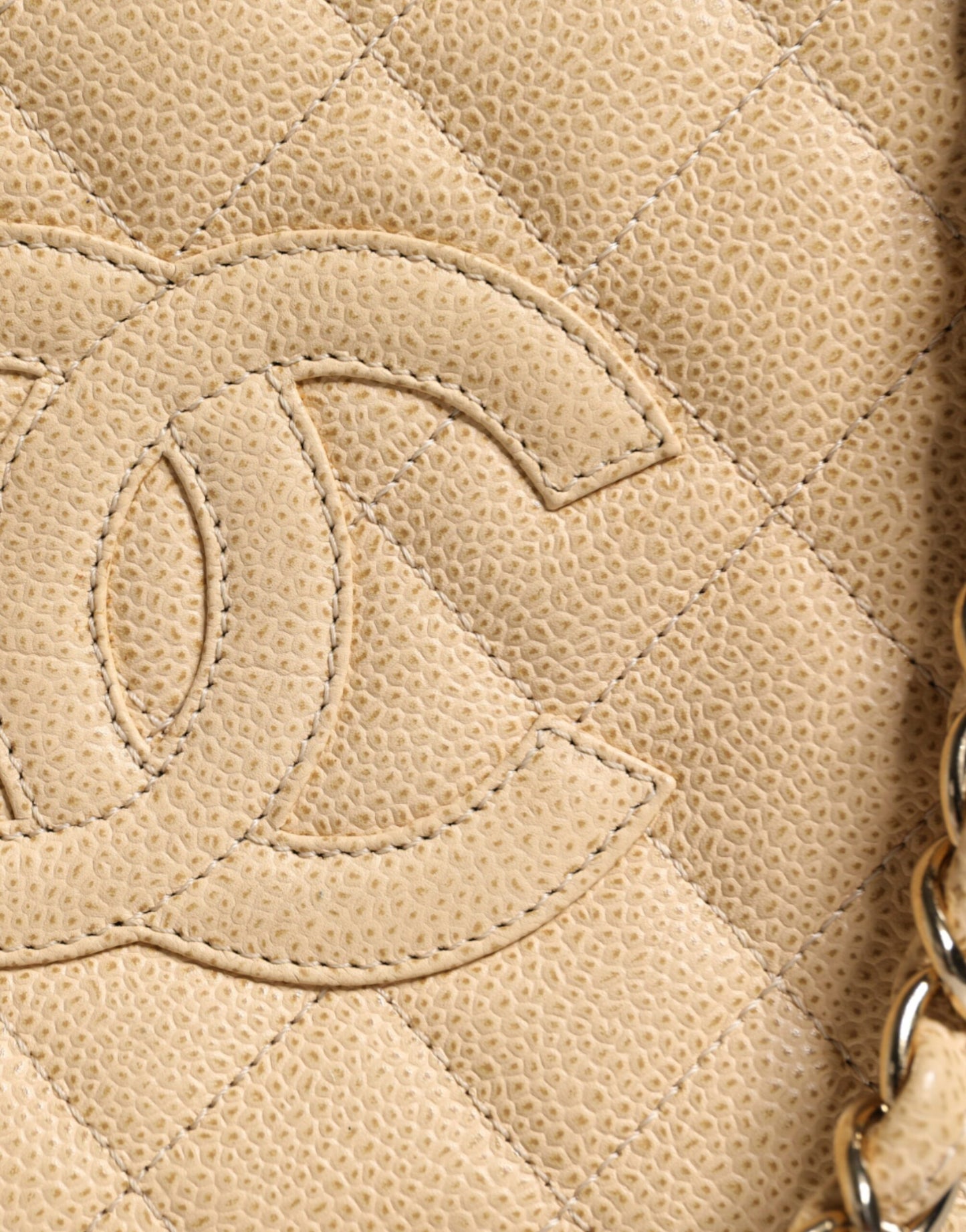 Bolso Chanel de piel con cadena Caviar De Coco en color beige