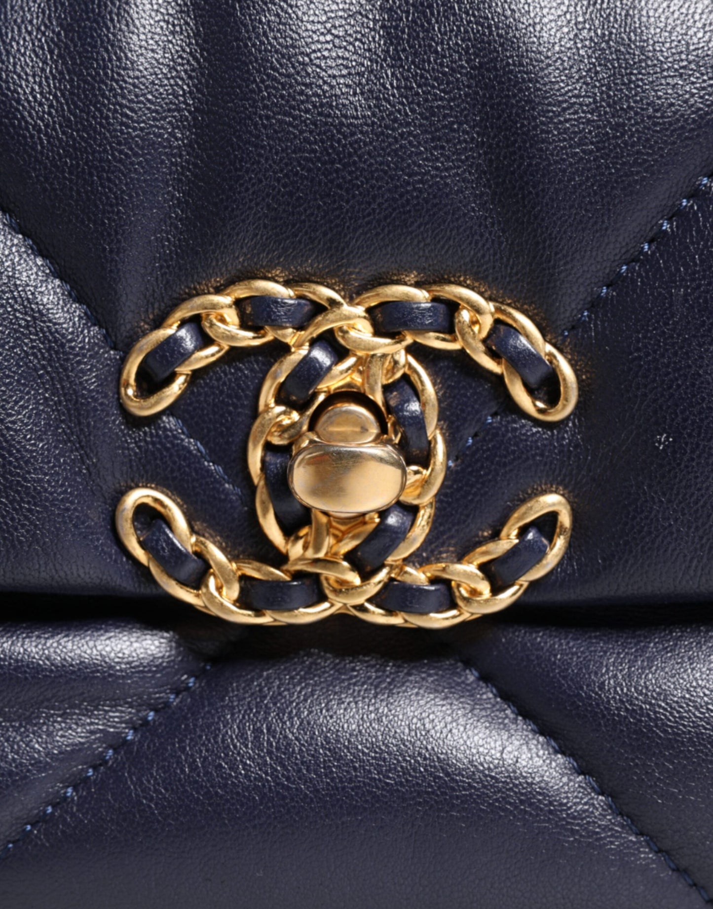 Bolso de hombro grande de piel azul con cadena acolchada de Chanel