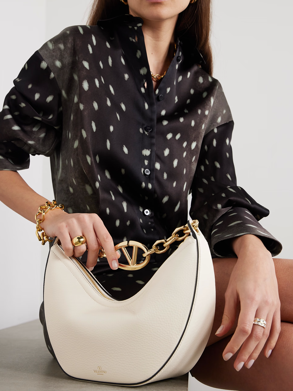 Valentino Garavani Ivory Leather Small Hobo Vlogo Shoulder Bag – par Valentino Garavani | Disponible sur Sandy Store ByNet