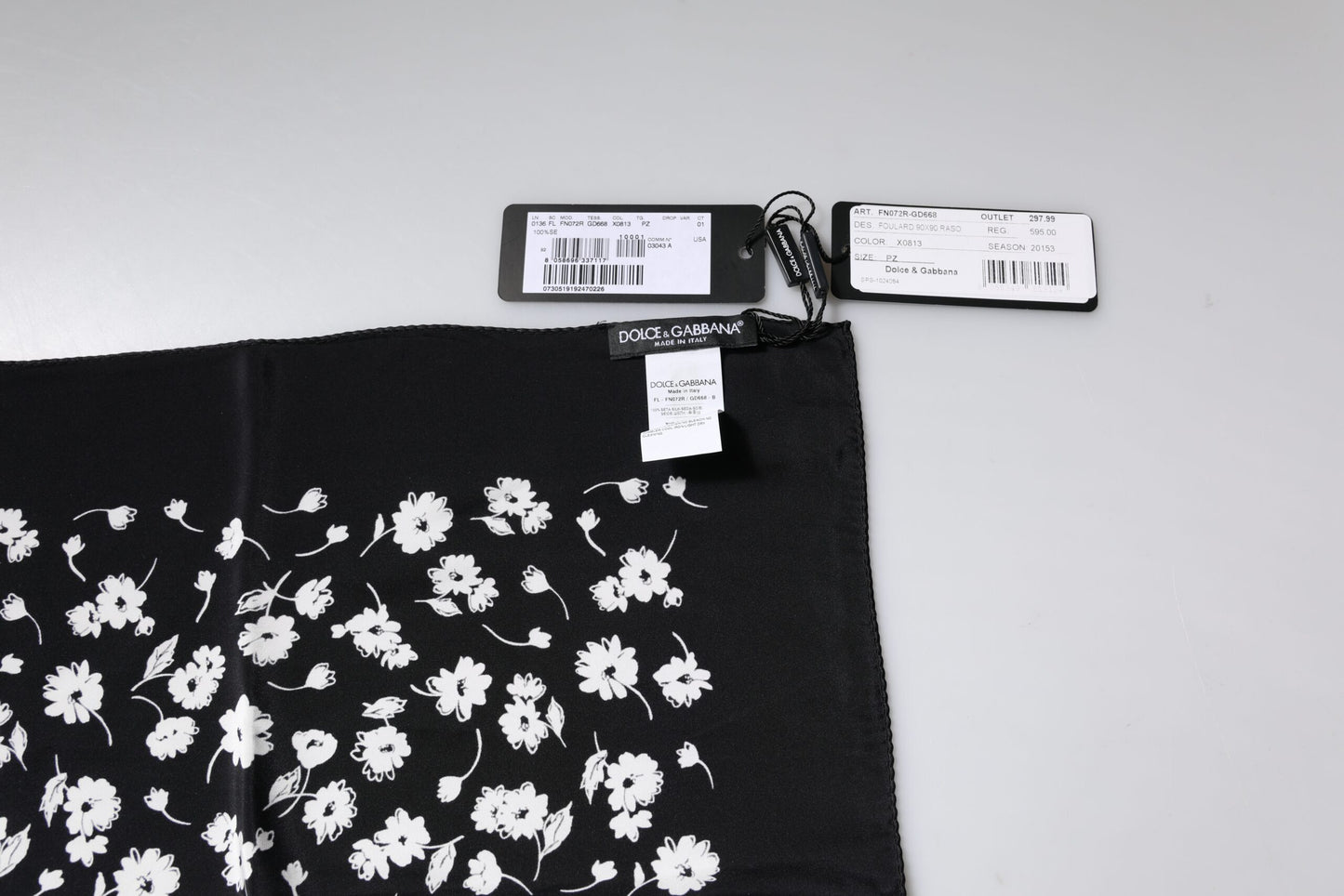 Dolce & Gabbana Black Floral Silk Square Wrap Shawl Scarf – par Dolce & Gabbana | Disponible sur Sandy Store ByNet