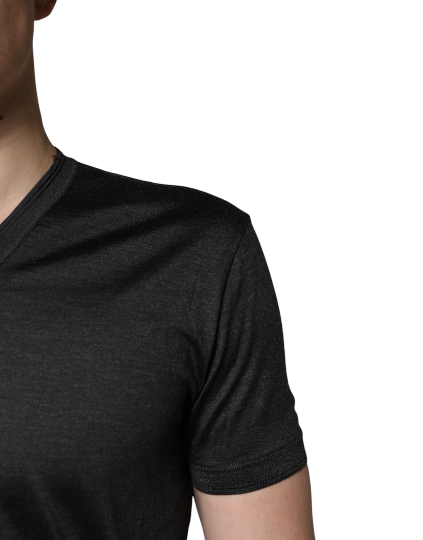 Camiseta de manga corta con cuello en V de seda gris oscuro de Dolce & Gabbana