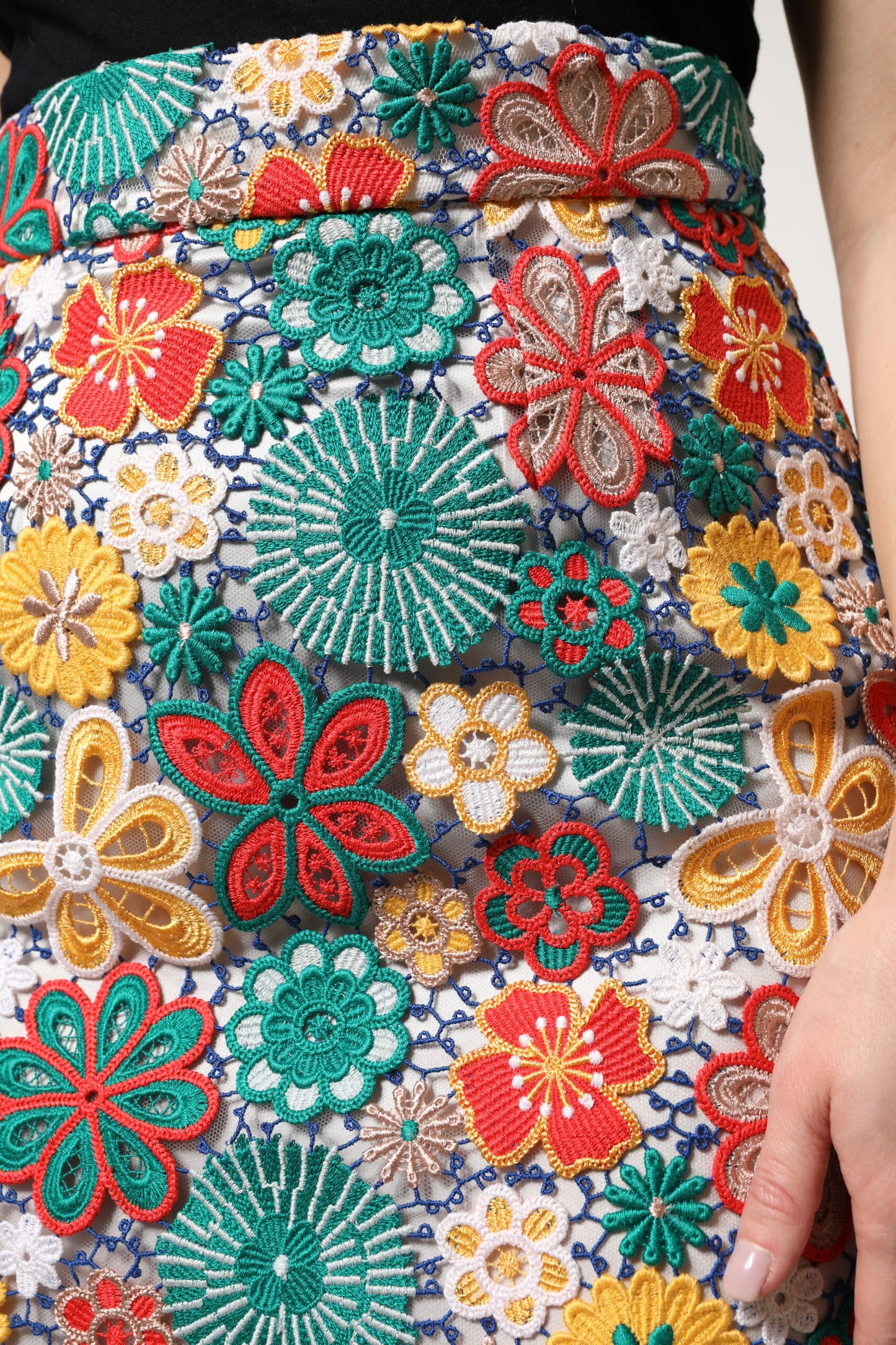 Minifalda de cintura alta con encaje floral multicolor de Dolce & Gabbana