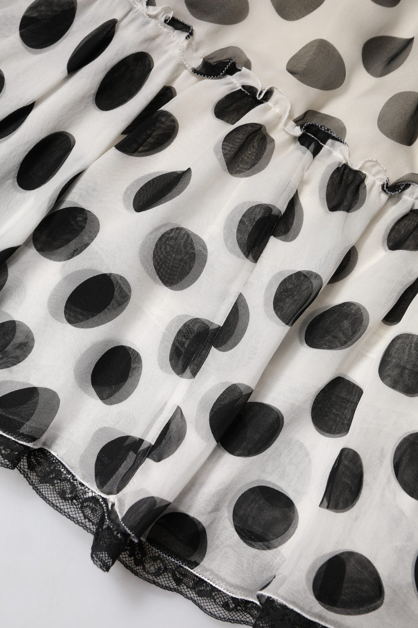 Falda hasta la rodilla con lunares blancos y negros de Dolce & Gabbana